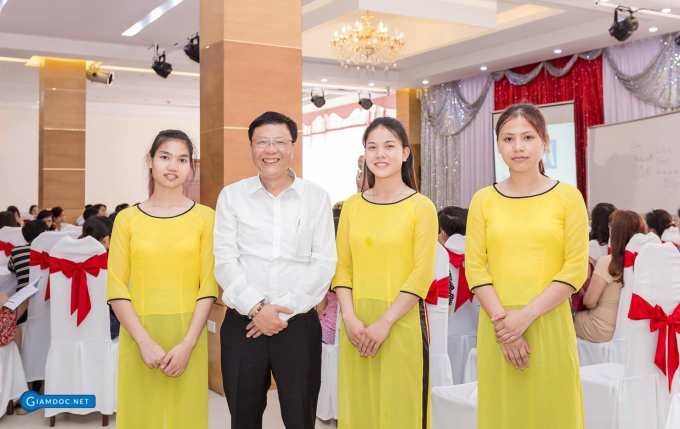 3 Sinh vi&ecirc;n t&igrave;nh nguyện v&agrave; Nh&agrave; đ&agrave;o tạo của Start-UP S&ocirc;ng Hồng.