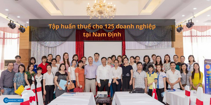 Chuy&ecirc;n gia v&agrave; c&aacute;c học vi&ecirc;n tại điểm tập huấn.