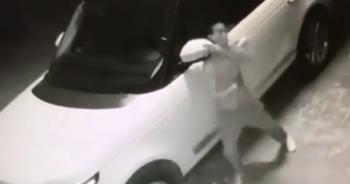 Clip: Nam thanh niên bẻ gương xe Range Rover tiền tỷ trong tích tắc