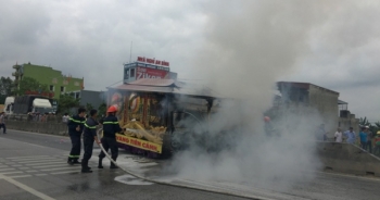 Clip xe tang bốc cháy dữ dội trên Quốc lộ 1A