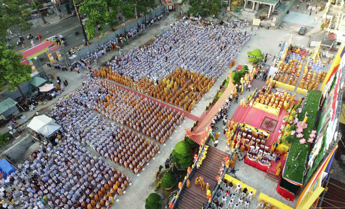 H&agrave;ng ng&agrave;n người tham dự