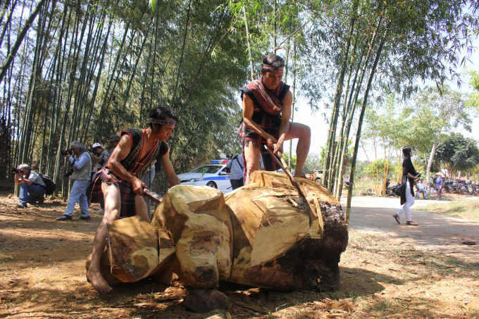 Đục tượng gỗ kh&ocirc;ng chỉ người lớn tuổi v&agrave; những m&agrave; thanh ni&ecirc;n cũng học để tạc n&ecirc;n những t&aacute;c phẩm đi&ecirc;u khắc.