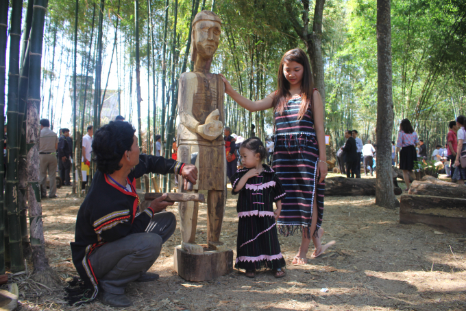 Thổi hồn v&agrave;o tượng gỗ, nối tiếp c&aacute;c thế hệ.