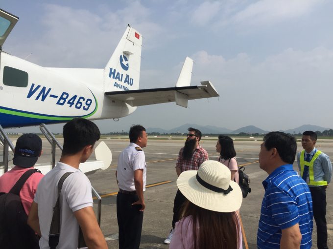 Trong qu&aacute; tr&igrave;nh ghi h&igrave;nh, đạo diễn lu&ocirc;n th&acirc;n thiện với đội ngũ phi c&ocirc;ng v&agrave; đo&agrave;n l&agrave;m chương tr&igrave;nh. Anh được mọi người tại vịnh Hạ Long tiếp đ&oacute;n kh&aacute; niềm nở. Đo&agrave;n sẽ tiếp tục ghi h&igrave;nh v&agrave; trở về trong ng&agrave;y bằng thủy phi cơ của H&agrave;ng kh&ocirc;ng Hải &Acirc;u. Dự kiến, đạo diễn v&agrave; đo&agrave;n l&agrave;m chương tr&igrave;nh sẽ trở về s&acirc;n bay Nội B&agrave;i v&agrave;o tầm 16h30 chiều.