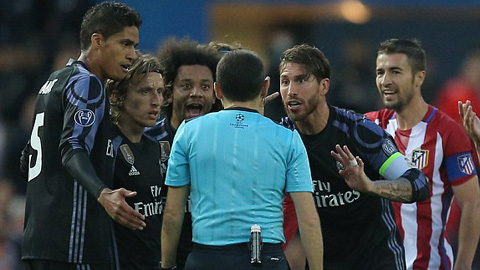 Trận đấu trở n&ecirc;n n&oacute;ng l&ecirc;n sau 2 b&agrave;n thắng từ kh&aacute; sớm của Atletico