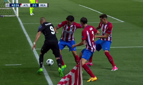 Benzema tỏa s&aacute;ng với pha solo đẳng cấp