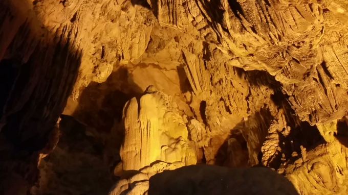 Vẻ đẹp hoang sơ, huyền ảo của động Ngườm Ngao, nằm trong Khu du lịch Th&aacute;c Bản Giốc.