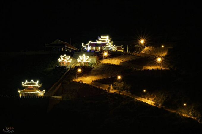 Ch&ugrave;a Phật t&iacute;ch Tr&uacute;c l&acirc;m Bản Giốc lung linh, huyền ảo về đ&ecirc;m (Ảnh: Trung Nguy&ecirc;n).