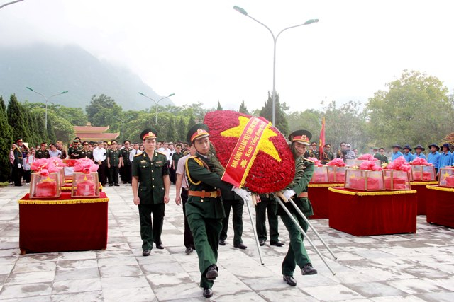 Lễ tiếp nhận c&aacute;c h&agrave;i cốt liệt sĩ qu&acirc;n t&igrave;nh nguyện v&agrave; chuy&ecirc;n gia Việt Nam hi sinh tại nước CHDCND L&agrave;o về an t&aacute;ng tại nghĩa trang Đồng T&acirc;m (B&aacute; Thước, Thanh H&oacute;a)