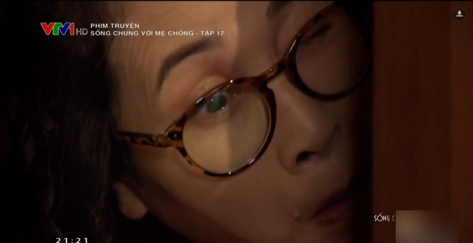 B&agrave; Phương r&igrave;nh cửa l&eacute;n xem con d&acirc;u nhắn tin với ai.