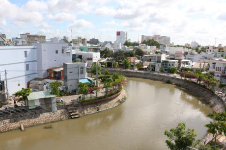 Một g&oacute;c bờ k&egrave; rạch Tham Tướng, quận Ninh Kiều, th&agrave;nh phố Cần Thơ.&nbsp;Ảnh: Duy Khương-TTXVN.