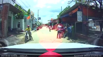 Thanh niên bị một nhóm người hành hung trước mặt người mặc cảnh phục công an