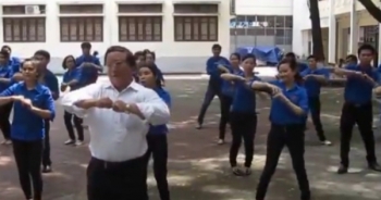 Clip: Thầy giáo dạy nhảy "đàn gà con" đốn tim cư dân mạng