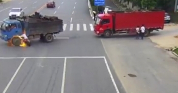 Clip: Xe máy va chạm trực diện với bình xăng xe tải gây cháy kinh hoàng