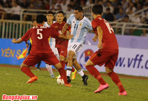 U20 Việt Nam chủ động chơi ph&ograve;ng ngự số đ&ocirc;ng để bảo vệ cầu m&ocirc;n Tiến Dũng - Ảnh: Anh T&agrave;i&nbsp;