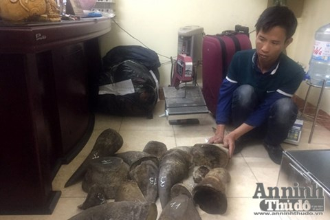 Đ&ocirc;́i tượng Nguy&ecirc;̃n M&acirc;̣u Chi&ecirc;́n cùng tang v&acirc;̣t bị bắt giữ. (b&aacute;o An ninh thủ đ&ocirc;)