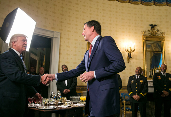 Tổng thống Donald Trump v&agrave; Gi&aacute;m đốc FBI James Comey tại một buổi tiệc ở Nh&agrave; Trắng. (Ảnh: NY Times)