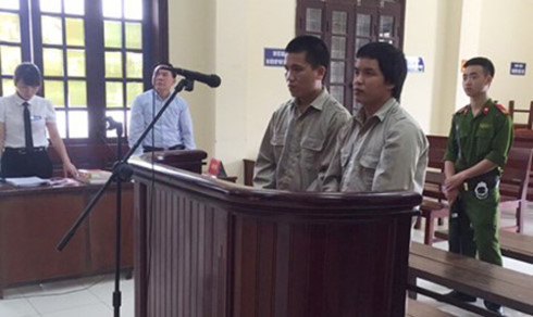 Bị c&aacute;o Tuấn v&agrave; Dũng ra t&ograve;a lĩnh &aacute;n. (Ảnh: b&aacute;o Tiền Phong)