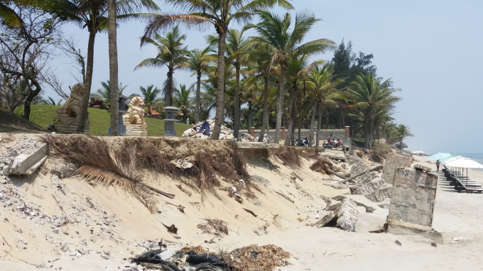 Khu vực Vườn tượng Hội An (b&ecirc;n ngo&agrave;i Dự &aacute;n k&egrave;) hiện tại đang bị s&oacute;ng biển t&agrave;n ph&aacute;.