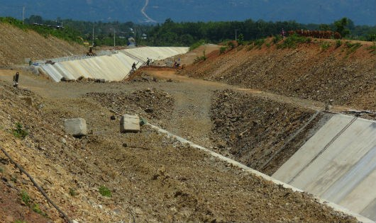 Đoạn đập 50m &ocirc;ng Ch&iacute;nh giữ lại chờ giải quyết thỏa đ&aacute;ng vụ việc.