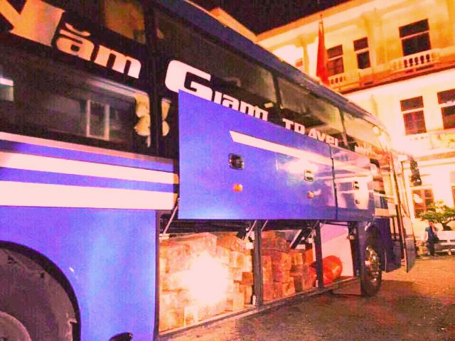 Hơn 3 m&eacute;t khối gỗ G&otilde; Lậu được giấu dưới gầm xe kh&aacute;ch.