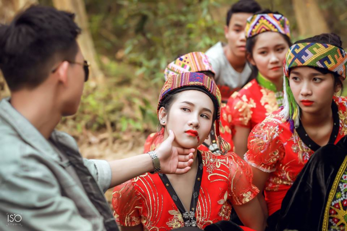 Chi&ecirc;m ngưỡng bộ ảnh kỷ yếu l&ecirc;n &aacute;n nạn