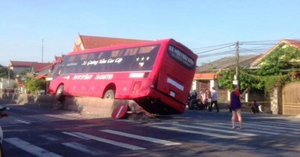 Quảng Bình: Xe khách "trèo" lên giải phân cách, hành khách hoảng loạn