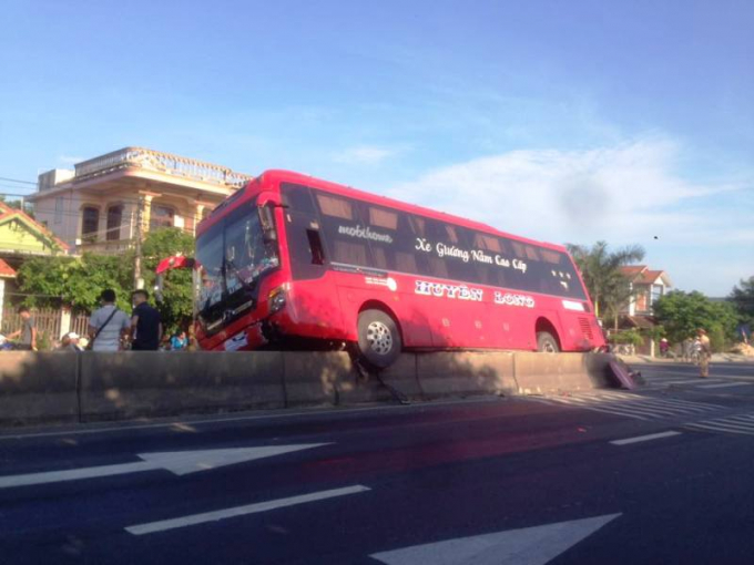 H&agrave;nh kh&aacute;ch hốt hoảng sau khi chiếc xe kh&aacute;ch leo l&ecirc;n giải ph&acirc;n c&aacute;ch. Ảnh: Phan Ba