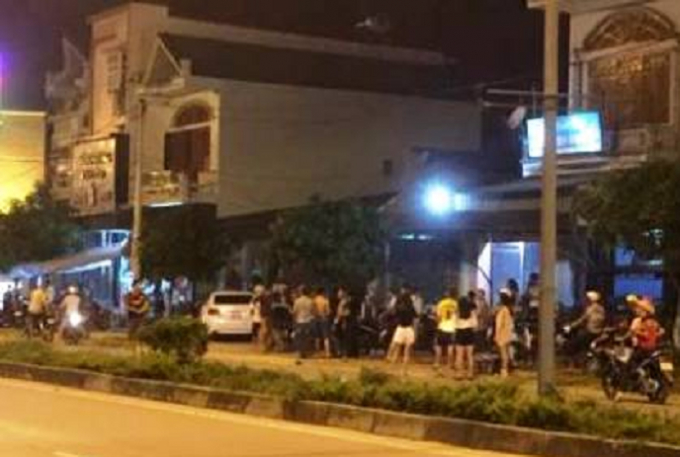 Khu vực nơi xảy ra sự việc khiến nhiều người d&acirc;n hiếu kỳ đến xem.