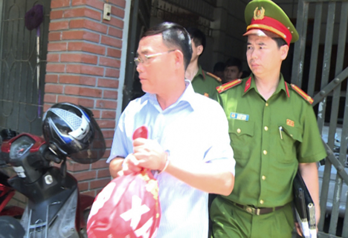 Di l&yacute; &ocirc;ng Trịnh Xu&acirc;n Hồng về cơ quan điều tra. (Ảnh: CA Thanh H&oacute;a cung cấp)