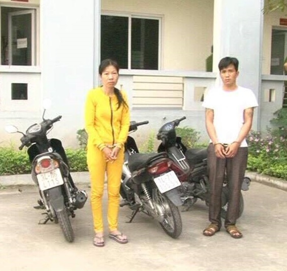 Hai đối tượng Nguyễn Hồng Thi v&agrave; Phạm Việt H&ugrave;ng c&ugrave;ng tang vật tại cơ quan c&ocirc;ng an.