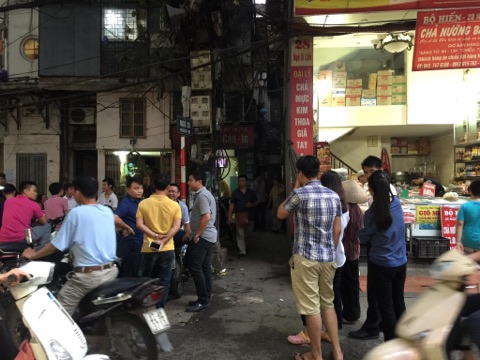 Căn nh&agrave; nơi đối tượng cố thủ b&ecirc;n trong sau khi gấy &aacute;n.