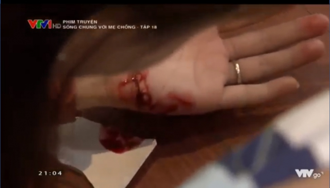 V&igrave; qu&aacute; n&oacute;ng giận, Thanh đ&atilde; đ&aacute;nh vợ, kh&ocirc;ng những thế c&ograve;n đẩy V&acirc;n ng&atilde; đến chảy cả m&aacute;u.