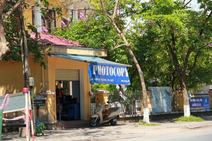 Nằm trong khu&ocirc;n vi&ecirc;n UBND phường nhưng lại d&ugrave;ng để kinh doanh?