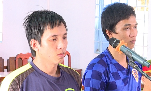 Bị c&aacute;o H&ugrave;ng (tr&aacute;i) v&agrave; Vinh tại phi&ecirc;n t&ograve;a. (Ảnh: b&aacute;o D&acirc;n tr&iacute;)