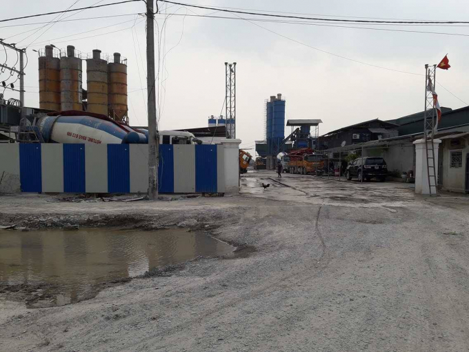 Một trong số c&aacute;c trạm trộn b&ecirc; t&ocirc;ng tr&ecirc;n địa b&agrave;n huyện Ho&agrave;i Đức. (Ảnh: Q.Trường)