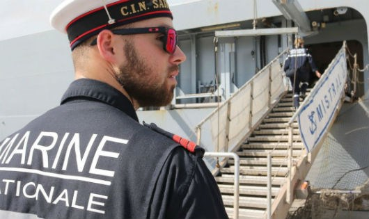 Thủy thủ Ph&aacute;p quan s&aacute;t gần t&agrave;u FS Mistral ở Căn cứ hải qu&acirc;n Guam.