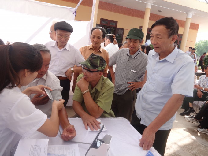 Sau buổi lễ m&iacute;t tinh, người d&acirc;n tại x&atilde; Ph&ugrave; Linh được đo huyết &aacute;p v&agrave; tư vấn miễn ph&iacute;. Ảnh: Ngọc Nga