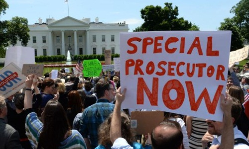 Người d&acirc;n Mỹ biểu t&igrave;nh trước cổng Nh&agrave; Trắng, y&ecirc;u cầu điều tra mối quan hệ giữa Trump v&agrave; Nga h&ocirc;m 10/5 sau quyết định sa thải gi&aacute;m đốc FBI James Comey. Ảnh:&nbsp;UPI