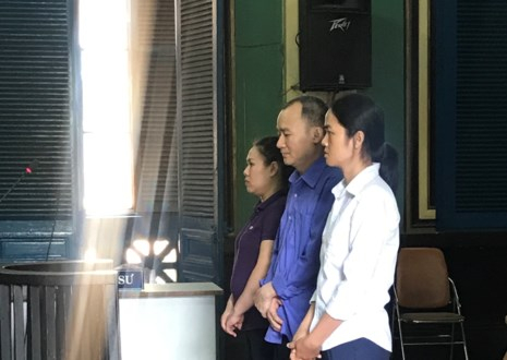 Ba bị c&aacute;o nghe t&ograve;a tuy&ecirc;n &aacute;n. (Ảnh: b&aacute;o Ph&aacute;p luật TP HCM)