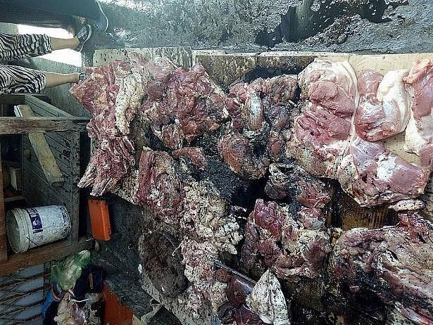 Sạp thịt lợn của chị Xuyến bị hai ngượi phụ nữ hắt chất bẩn.