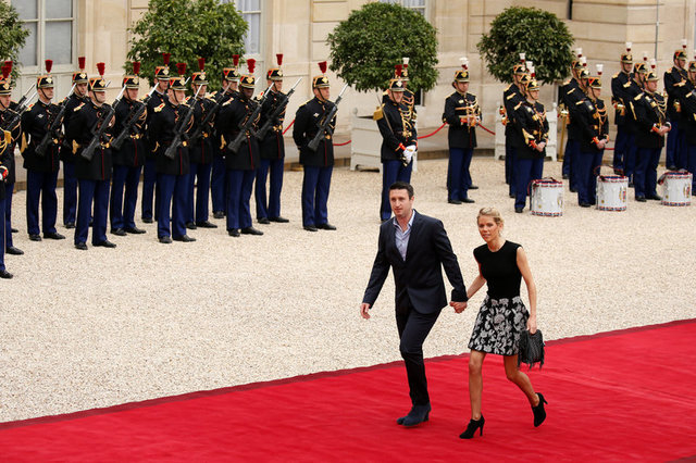 Tiphaine Auziere, con g&aacute;i của b&agrave; Brigitte Trogneux, c&ugrave;ng bạn đời tới dự lễ tuy&ecirc;n thệ. (Ảnh: Reuters)