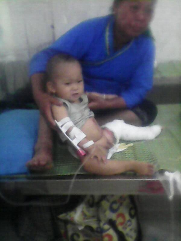 Ch&aacute;u Kh&aacute;nh khi đang điều trị tại bệnh viện đa khoa tỉnh H&agrave; Giang.