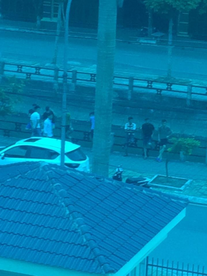 Nh&oacute;m người lạ mặt đ&atilde; đe dọa