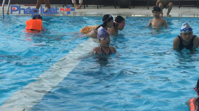 Dải ph&acirc;n c&aacute;ch giữa bể người lớn v&agrave; trẻ em ở một bể bơi tại H&agrave; Nội rất mong manh, kh&ocirc;ng r&agrave;o chắn, kh&ocirc;ng cảnh b&aacute;o. Ảnh: Ch&iacute; Hiếu