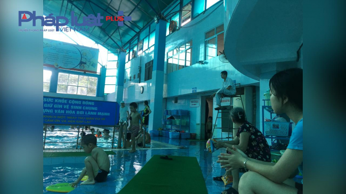 Sự gi&aacute;m s&aacute;t của người lớn, c&ugrave;ng c&aacute;n bộ y tế ở bể bơi được đặt l&ecirc;n h&agrave;ng đầu. Ảnh: Tr&iacute; Dũng&nbsp;
