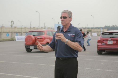 Chuy&ecirc;n gia của Ford Việt Nam hướng dẫn c&aacute;c kỹ năng l&aacute;i xe an to&agrave;n.