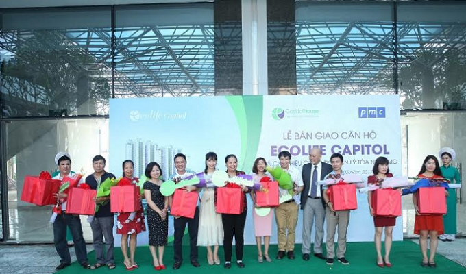 Những cư d&acirc;n đầu ti&ecirc;n của EcoLife Capitol nhận hoa v&agrave; qu&agrave; b&agrave;n giao căn hộ của chủ đầu tư Capital House.