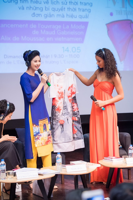 Ngọc H&acirc;n tặng &aacute;o d&agrave;i cho Hoa hậu Ph&aacute;p 2014