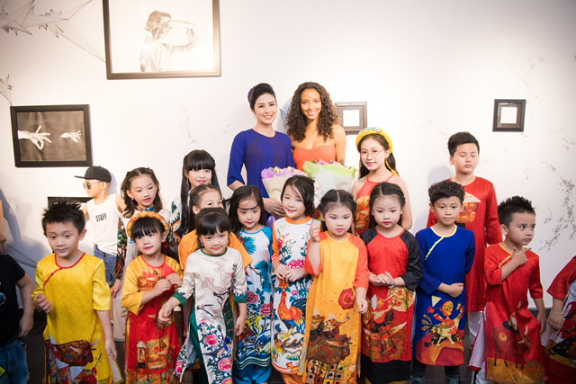 Ngọc H&acirc;n tặng &aacute;o d&agrave;i cho Hoa hậu Ph&aacute;p 2014